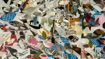 Zerrissene Papiercollage mit Texten, bunten Mustern.