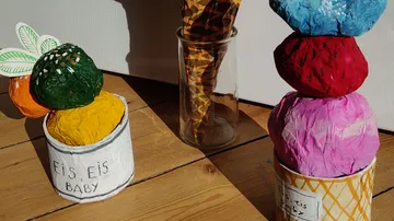 Bunte Papierskulpturen als Eiswaffeln dargestellt.