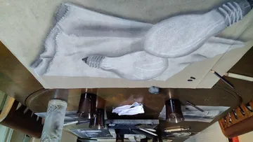 Gezeichnete Glühbirnen auf Papier auf Tisch.