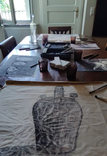 Kohlezeichnung auf Papier bei schwachem Licht.