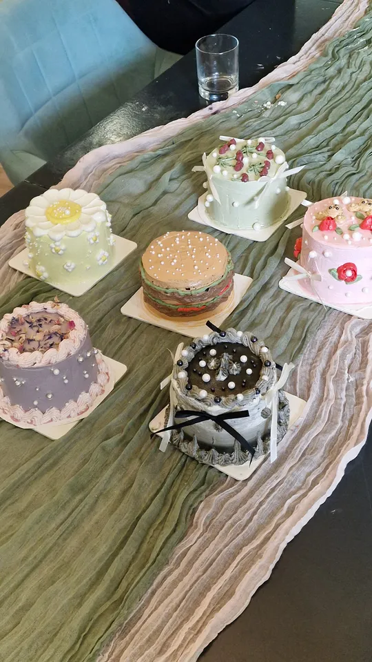 Dekorierte Kuchen auf einem Tisch.