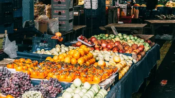 Verschiedene Früchte auf Marktstand angezeigt.