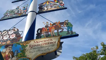 Traditionelles Schild mit historischen Figuren draußen.