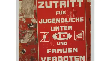Schild verbietet Zutritt für Minderjährige und Frauen.