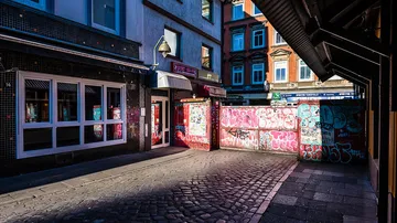 Bunte Graffiti an städtischem Gebäude in Gasse.