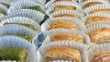 Gebäckstücke in weißen Papierformen.