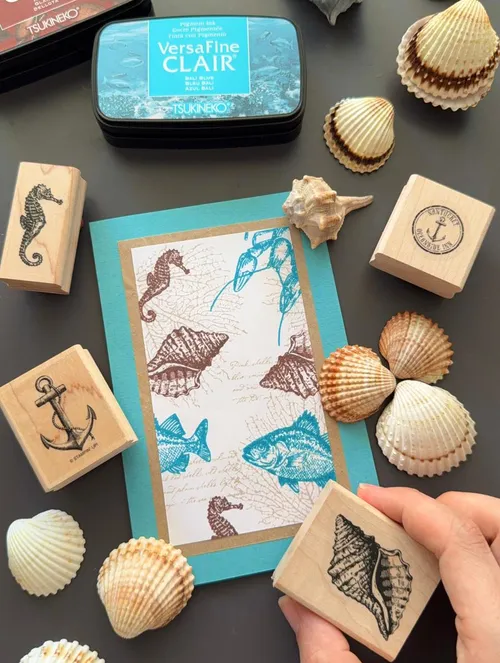 Stempel und Muscheln auf einem Tisch angeordnet.
