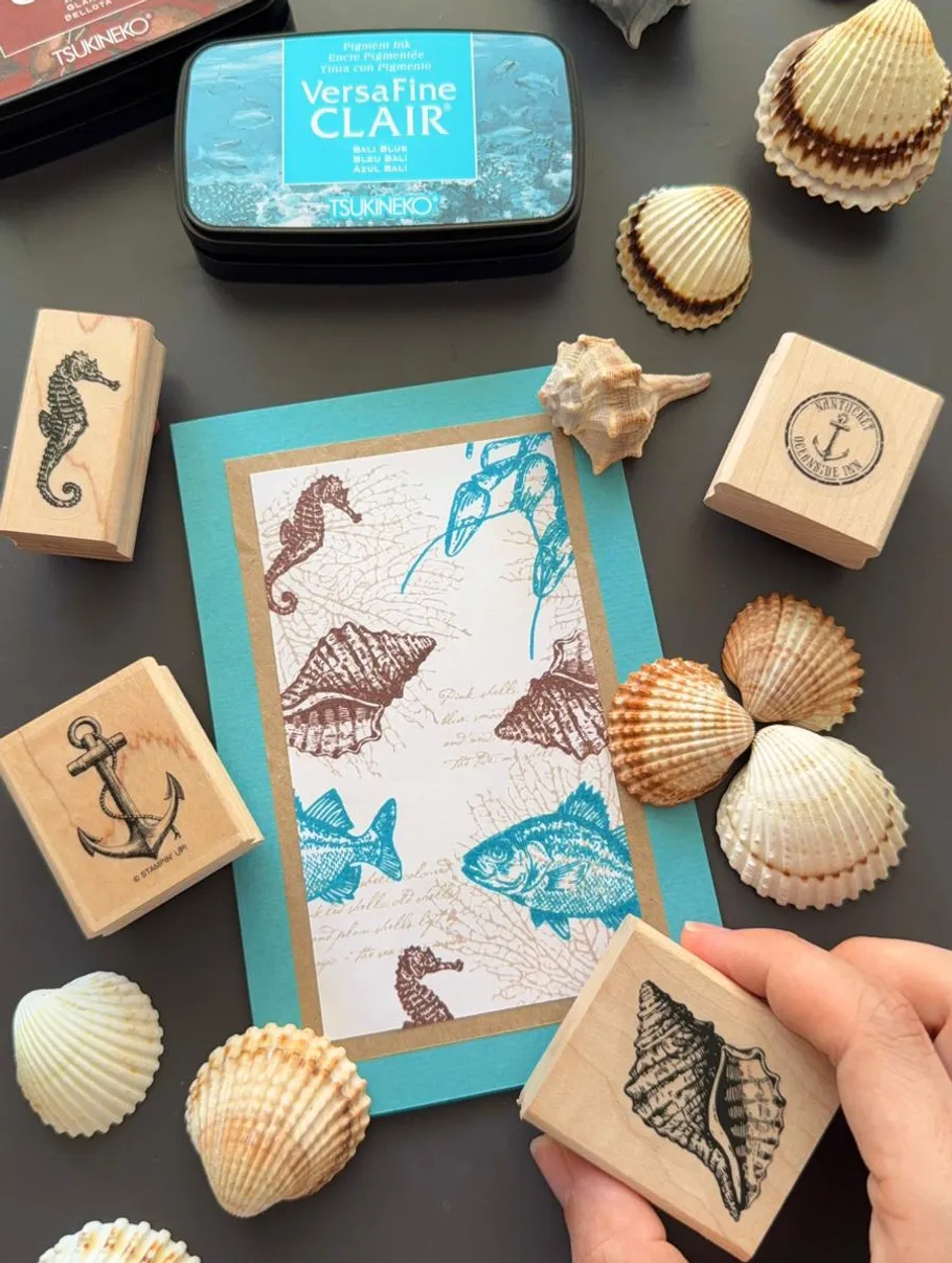 Stempel und Muscheln auf einem Tisch angeordnet.