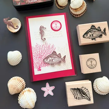 Muschelstempel, Karte mit Fischmotiv, Meeresthema.