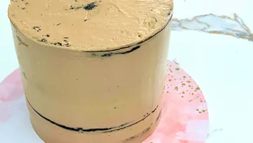 Schokoladenkuchen auf einem rosa Teller.