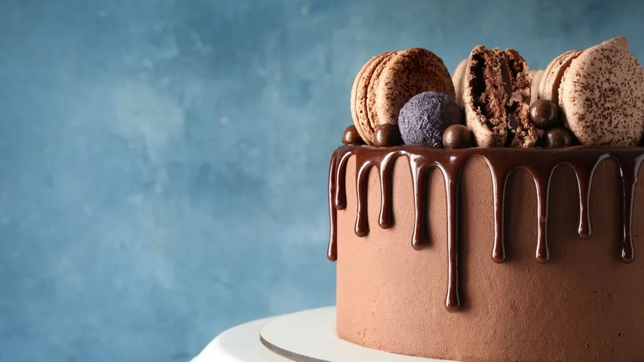 Schokoladenkuchen mit Macarons obendrauf.