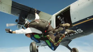 Fallschirmspringer springen aus Flugzeug in der Luft.