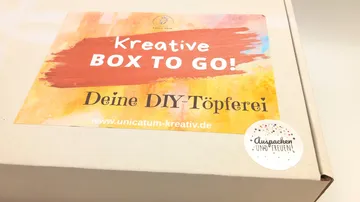 Bastelbox mit buntem Etikett auf Verpackung.