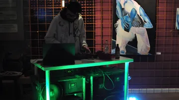 DJ spielt in einem dunklen Club.