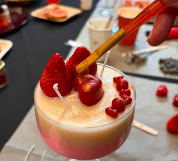 Erdbeeren werden mit Pinsel auf Dessert bemalt.