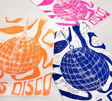 Bunte Disco-Kugel-Drucke auf Papier.