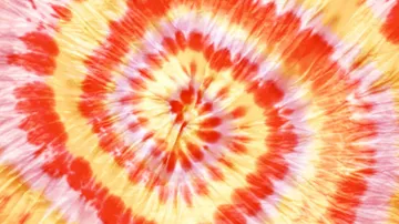 Buntes Batik-Spiralmuster, lebhaftes Rot und Gelb.