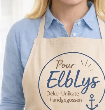 Person trägt Schürze mit dekorativem Text.