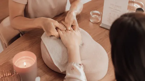 Learn shiatsu hand massage in Dresden