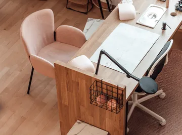 Büroschreibtisch mit Stühlen und Arbeitszubehör.