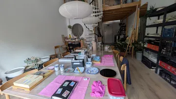 Kunststudio-Arbeitsbereich mit verschiedenen Materialien.