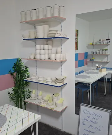 Regale mit Keramik in einem Bastelstudio.