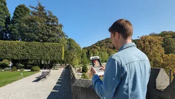 Mann macht Selfie in malerischem Garten.