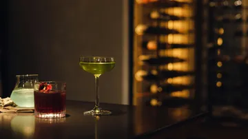 Bunte Cocktails auf einer Bar im Innenraum.
