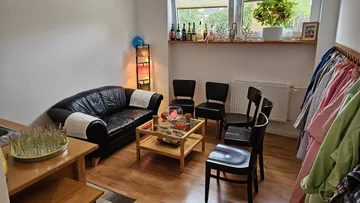 Wohnzimmer mit Stühlen und Snack-Setup.