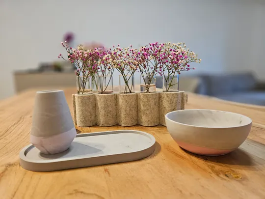 Blumen in Vasen auf Holztisch.