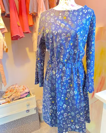 Blumenkleid auf Schaufensterpuppe drinnen ausgestellt.