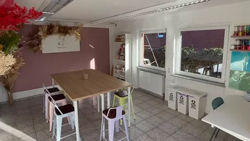 Bastelraum mit Tisch und Stühlen.