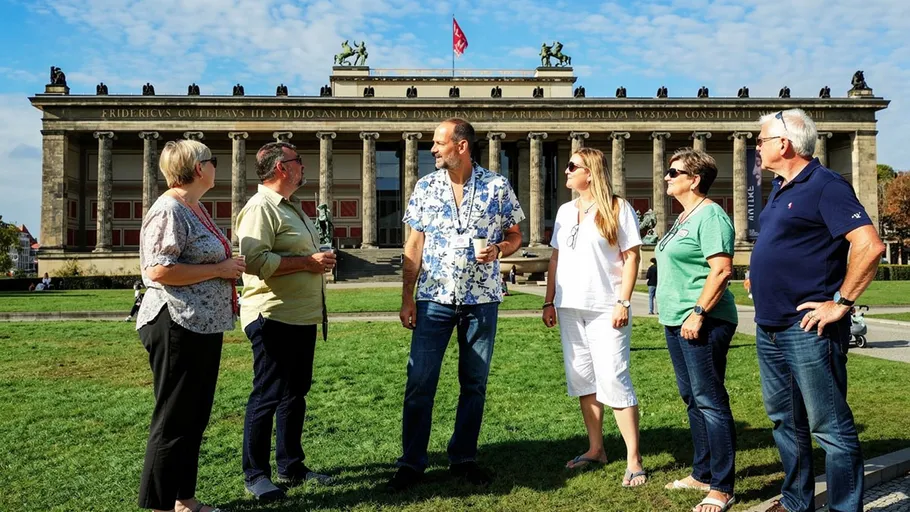 Gruppe Menschen vor historischem Museumsgebäude.