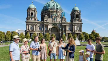 Reisegruppe lauscht vor der Kathedrale.