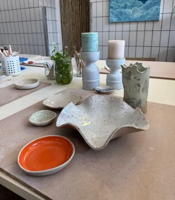 Keramikschalen auf einem Tisch im Kunststudio.