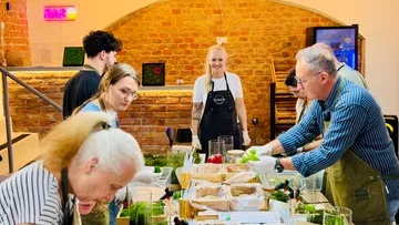 Personen basteln mit Pflanzen in einem Workshop.