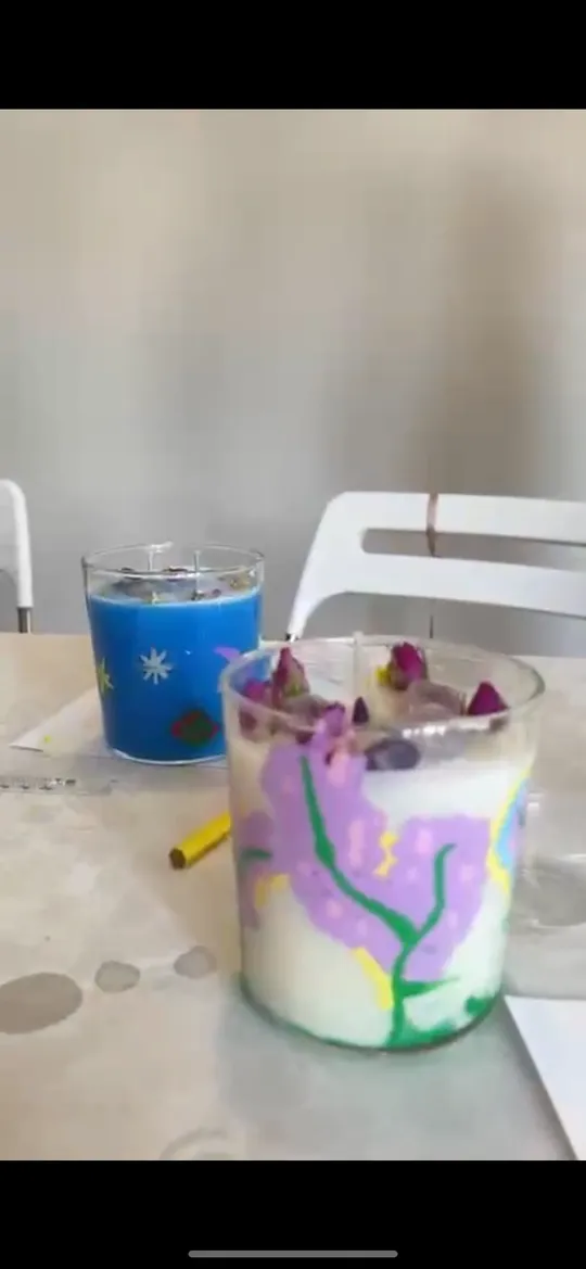 Dekorierte Kerzen auf einem weißen Tisch.