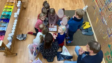 Kinder malen in einem Klassenzimmer.