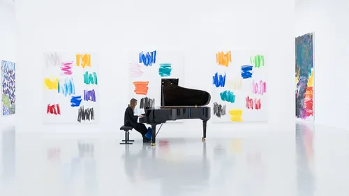 Person spielt Klavier in Kunstgalerie.