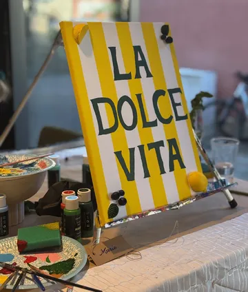 Leinwand auf Staffelei mit "La Dolce Vita" Text.