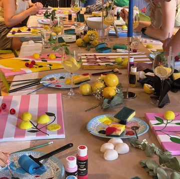 Kunstbedarf auf einem Tisch mit Getränken.