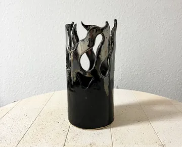 Keramikvase mit ausgeschnittenem Flammendesign.