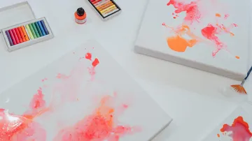 Leinwände mit leuchtender Farbe im Atelier.