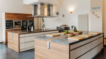 Moderne Küche mit zwei großen Inseln.