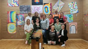 Gruppe von Personen posiert im Kunststudio.