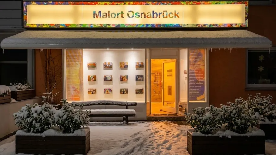 Galerieeingang mit Schnee draußen.