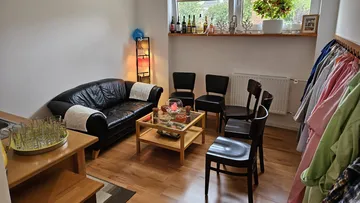 Wohnzimmer mit Sitzgelegenheiten und vorbereiteten Snacks.