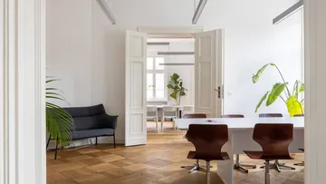 Tisch mit Stühlen in einem hellen Büro.