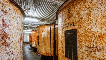 Rostige Tanks in einem Industriewarehouse.