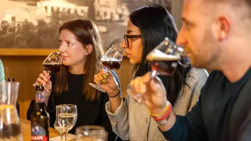 Menschen probieren Bier in einem Pub.